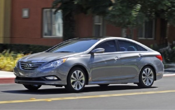 Честно казано, думите красота и Hyundai може да бъдат приети като антоними. Повече ни удря на очукано софийско такси. Но тази Sonata отговаря на естетическите изисквания. Плавните линии позволяват лесен поглед от всеки ъгъл.
